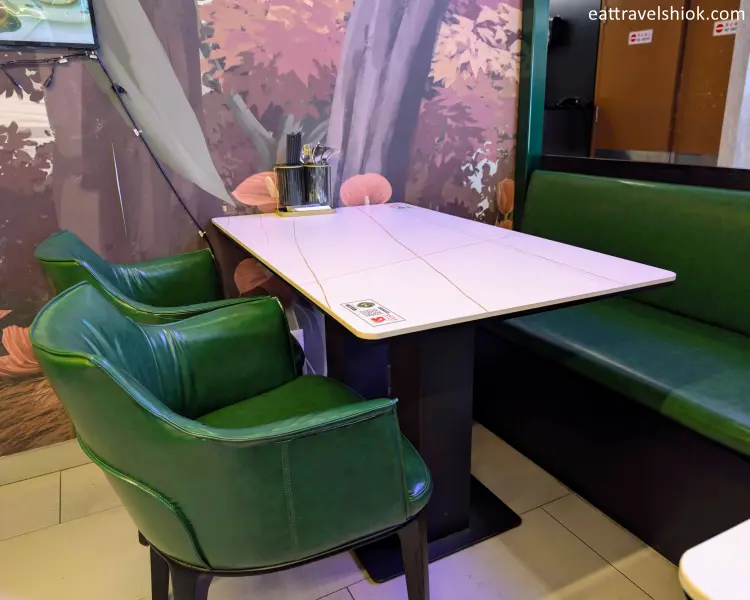 JUWei Old Nanyang Coffee Shop 3 Table and Cushy Chairs